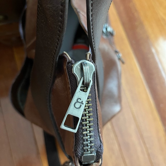 Matt and Nat - Very nice bag. Holds a lot! Some wear to the handles. - Picture 7 of 12